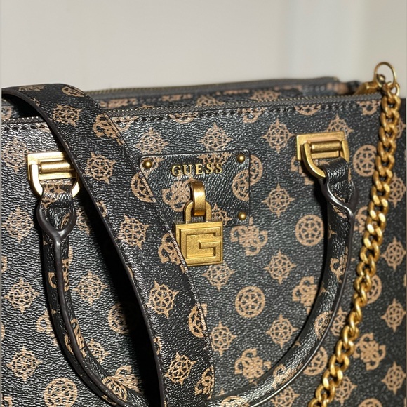 Gorgeous Guess Bag perfect for Fall - Picture 2 of 6